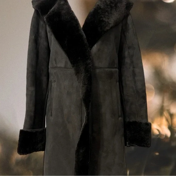 Elegant Black Fur-Trimmed Coat - Picture 2 of 12